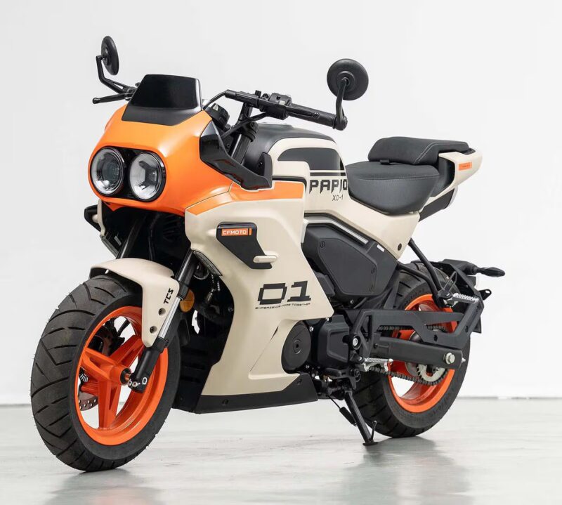 motocicleta de viteza de mici dimensiuni de culoare galbena
