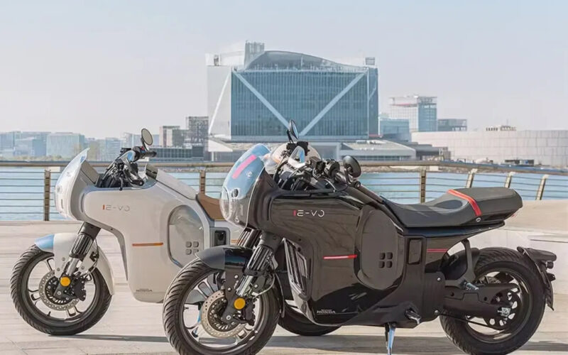 noua motocicleta electrica honda de culoare neagra si alba