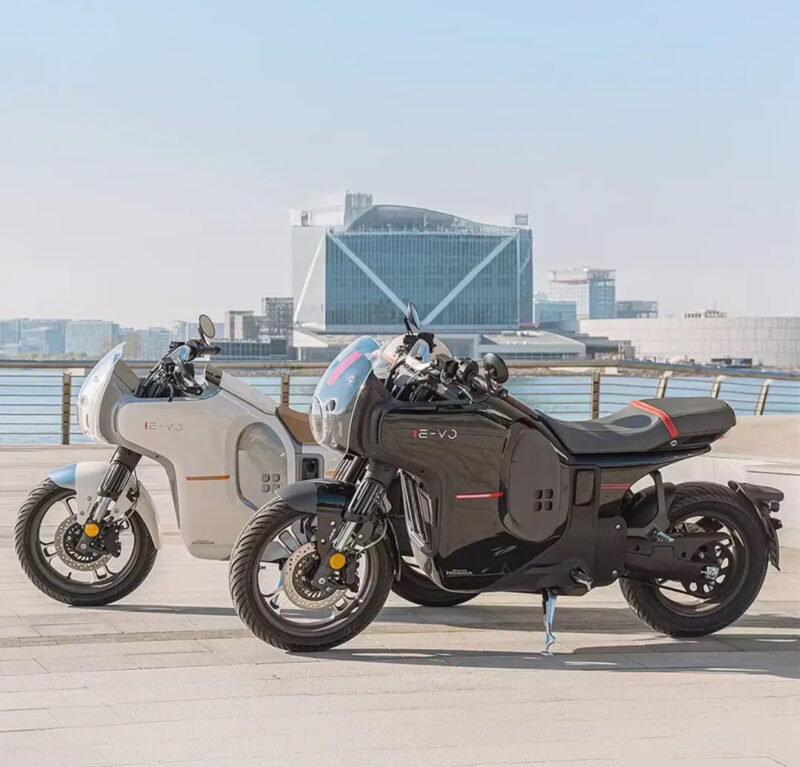 noua motocicleta electrica honda de culoare neagra si alba