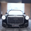 partea din fata a unei limuzine de lux Hongqi, pe care un clint a platit 1.5 milioane de dolari