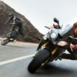 tom cruise actorul pe o motocicleta fotografiata in viteza de culoare neagra