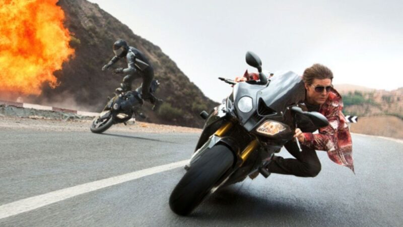 tom cruise actorul pe o motocicleta fotografiata in viteza de culoare neagra