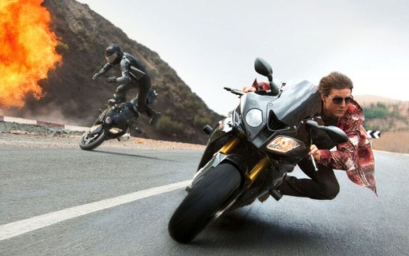 tom cruise actorul pe o motocicleta fotografiata in viteza de culoare neagra