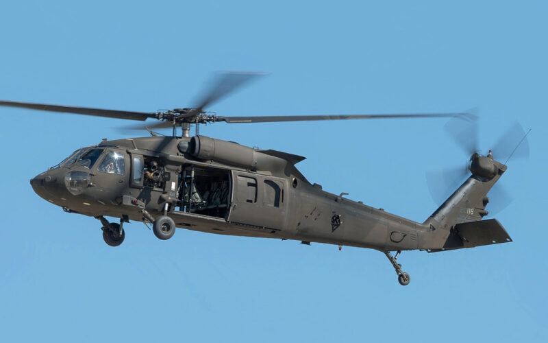 elicopter black hawk in zbor