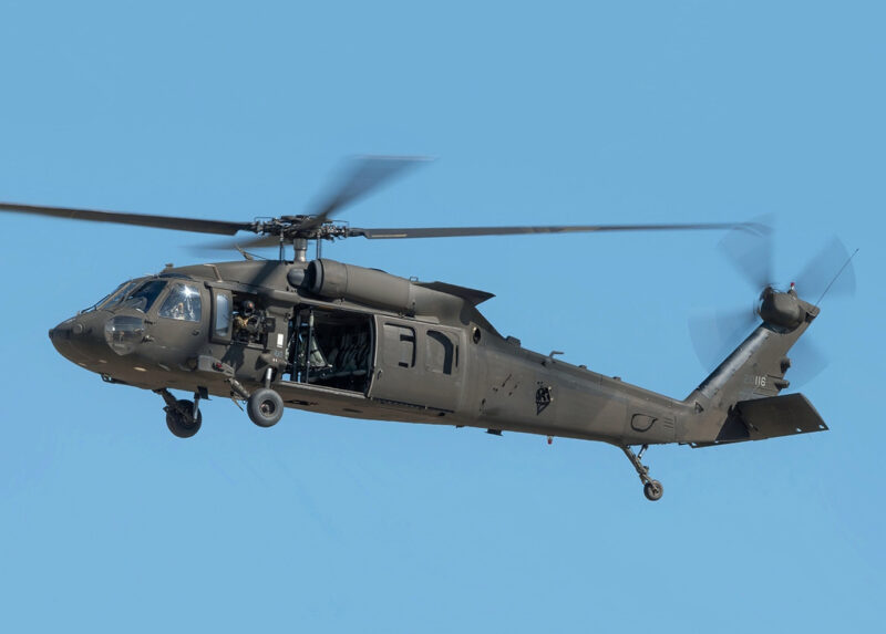 elicopter black hawk in zbor