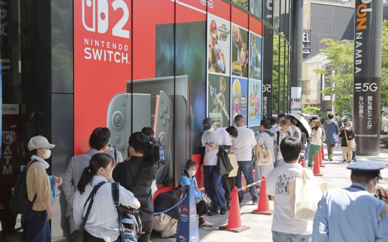 Cozi la magazinele Nintendo cu ocazia lansării consolei Switch 2