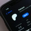 Sigla Patreon pe ecranul unui telefon