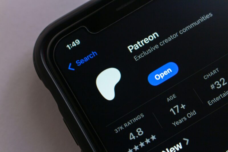 Sigla Patreon pe ecranul unui telefon