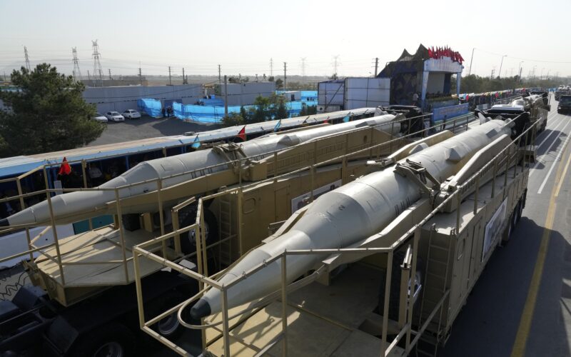 Rachete Seijjil la o paradă militară din Teheran