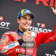 Pilot moto gp marc marquez pe podium cu medalia in mana