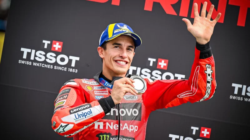 Pilot moto gp marc marquez pe podium cu medalia in mana
