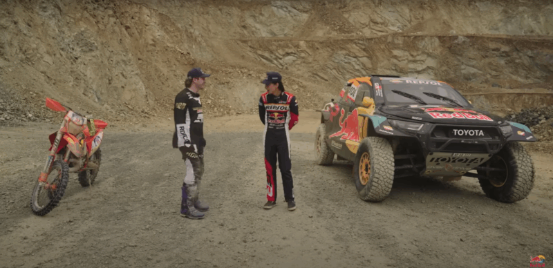 o motocicleta de off road si o masina de off road de la ktm intr-o cariera