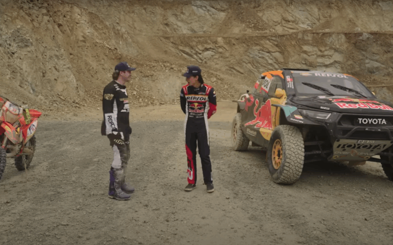 o motocicleta de off road si o masina de off road de la ktm intr-o cariera