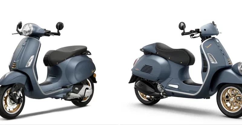 doua scutere vespa de culoare albastra unul langa altul