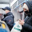 Utilizator de smartphone în metrou