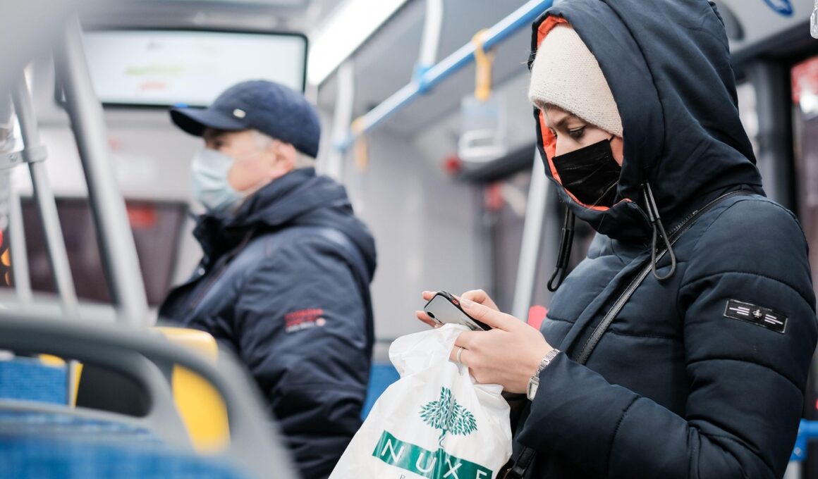 Utilizator de smartphone în metrou