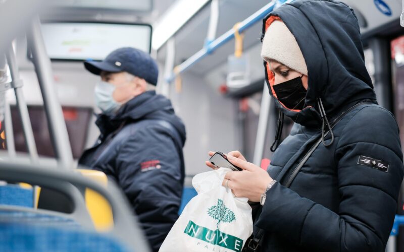 Utilizator de smartphone în metrou