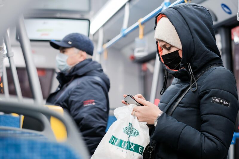 Utilizator de smartphone în metrou