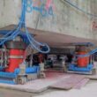 Sute de roboți minusculi mută un complex de clădiri de 7.400 de tone