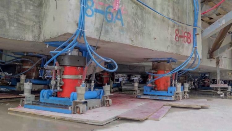 Sute de roboți minusculi mută un complex de clădiri de 7.400 de tone