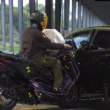 impact intre o motocicleta si o masina neagra intr-o hala de testare