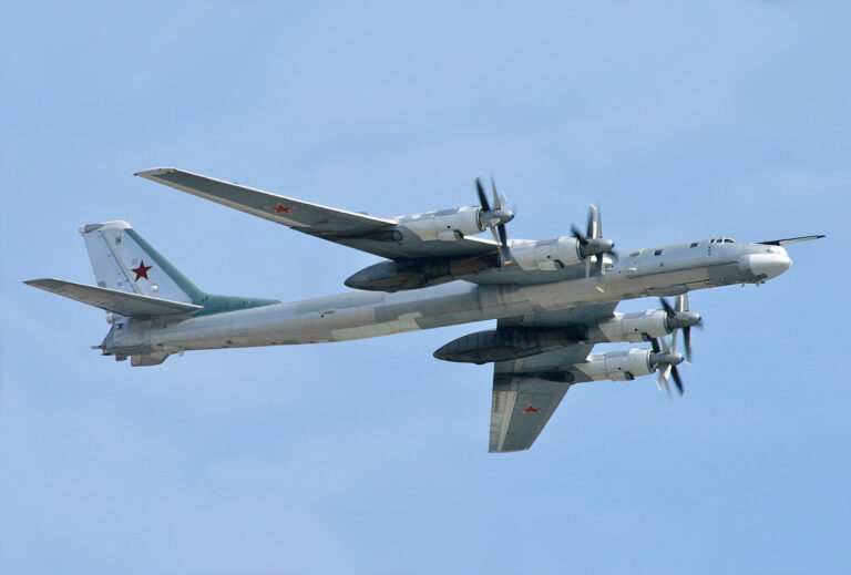 avion tupolev tu-95 in zbor