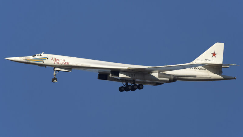 Bombardier strategic Tu-160 in zbor