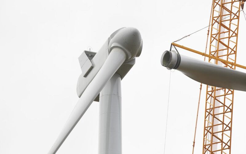 Turbină eoliană în etapa de montaj