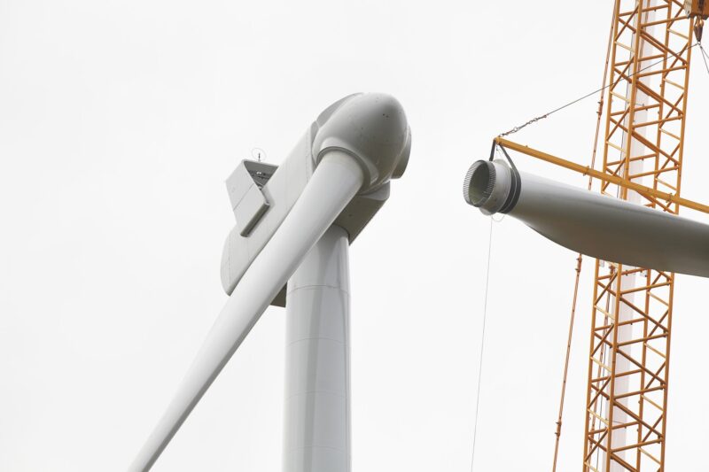 Turbină eoliană în etapa de montaj