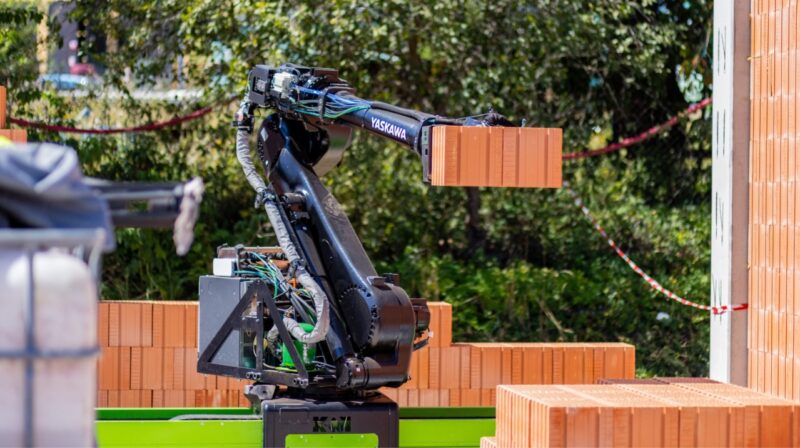 un robot zidar in actiune