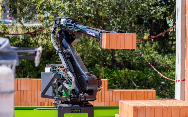un robot zidar in actiune