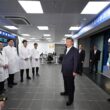 Xi Jinping alături de o echipă de cercetători
