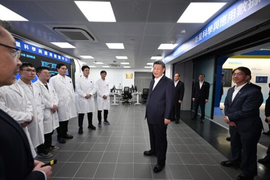Xi Jinping alături de o echipă de cercetători