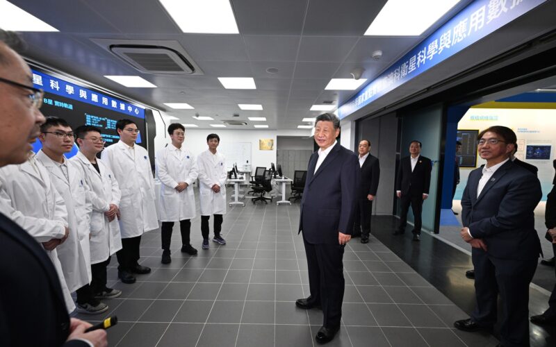 Xi Jinping alături de o echipă de cercetători