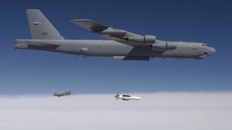 bomba gbu-57 lansata dintr-un bombardier strategic