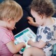 Copii care se joacă cu un laptop de jucărie