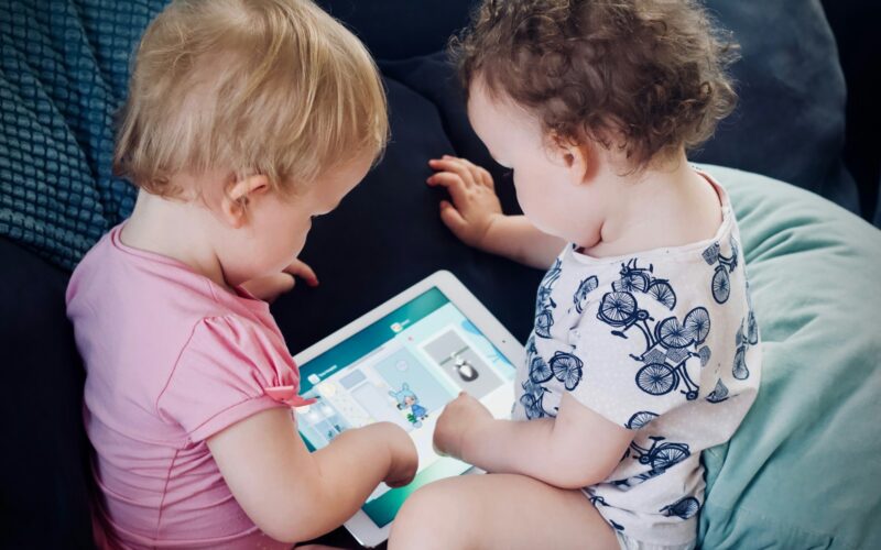 Copii care se joacă cu un laptop de jucărie