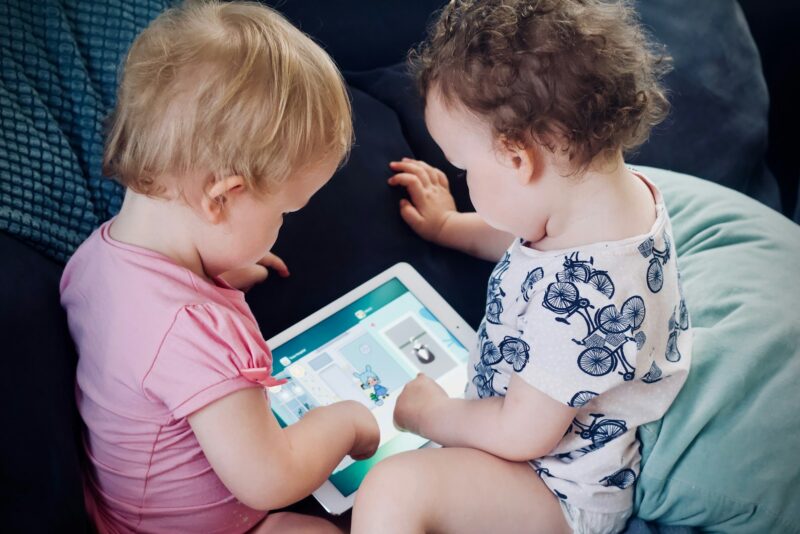 Copii care se joacă cu un laptop de jucărie
