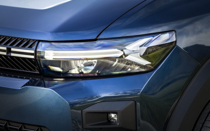 partea din fata a unui model Dacia Duster sau Bigster