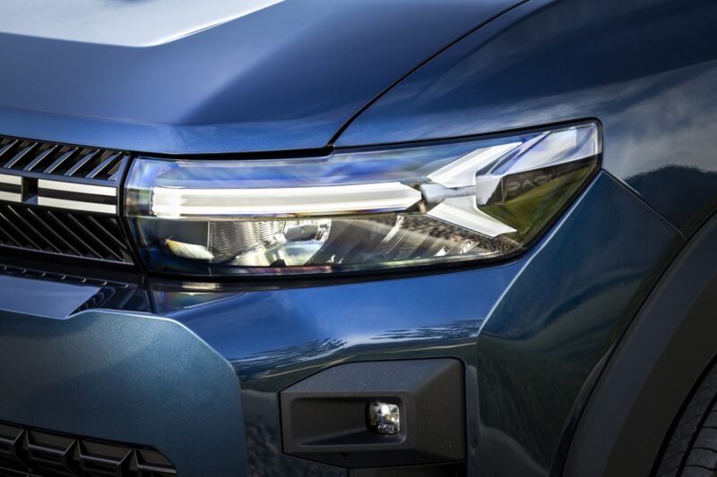 partea din fata a unui model Dacia Duster sau Bigster