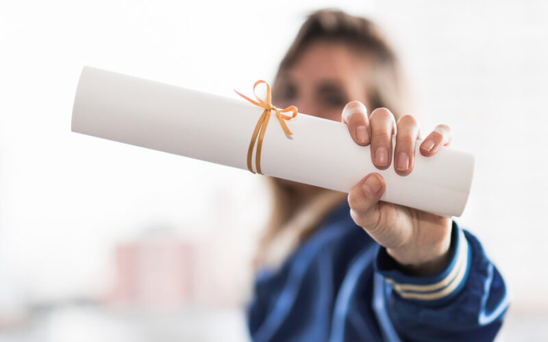 o tanara tine in mana o diploma