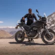 motocicleta off road neagra cu munti in spate