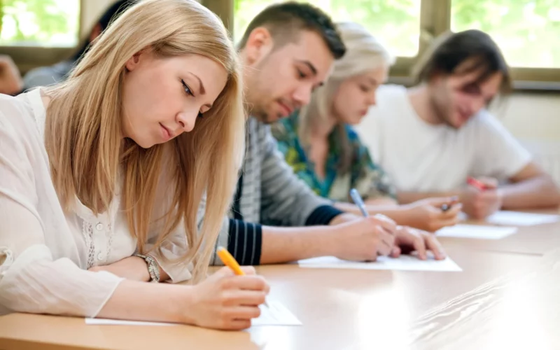 studenti, tineri, adolescenti, scoala, cursuri, ore, examene, teze, bacalaureat