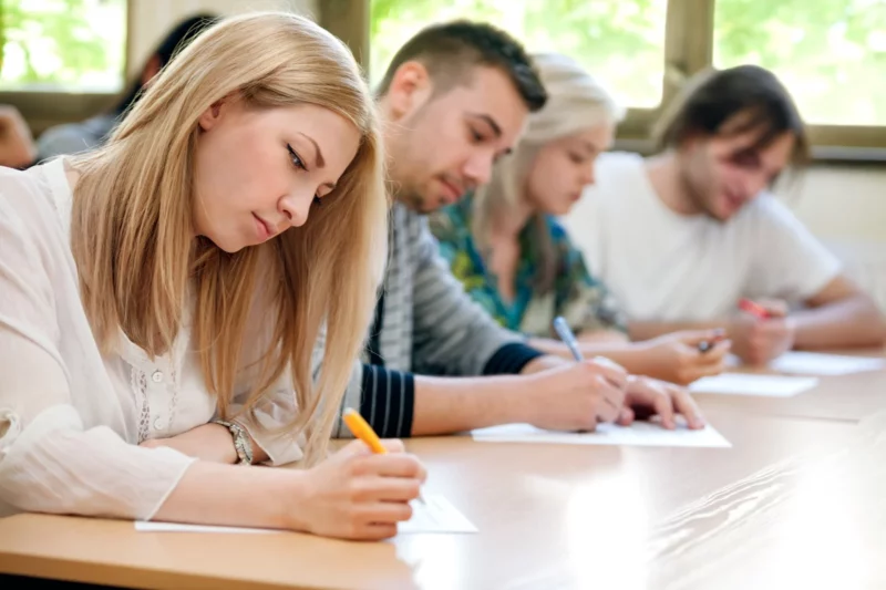 studenti, tineri, adolescenti, scoala, cursuri, ore, examene, teze, bacalaureat