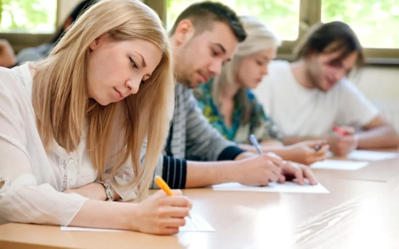 elevi la examen