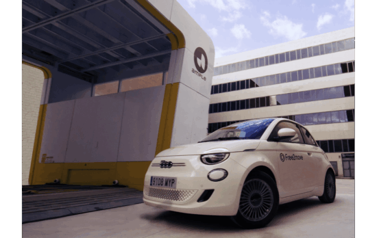 masini electrica fiat 500e langa un modul de schimbare a bateriei