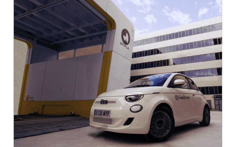 masini electrica fiat 500e langa un modul de schimbare a bateriei