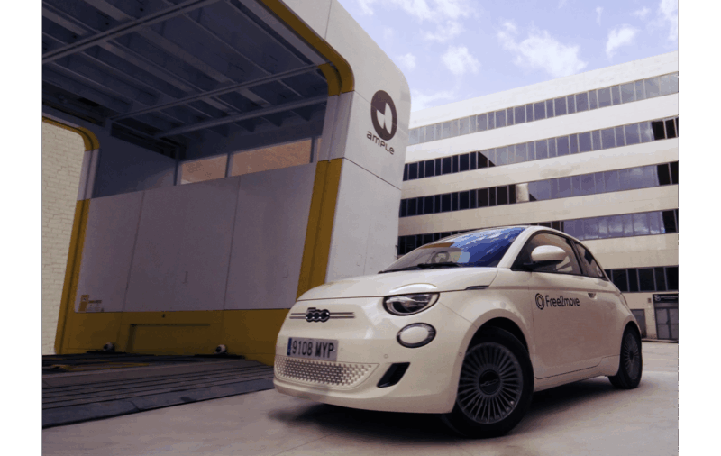 masini electrica fiat 500e langa un modul de schimbare a bateriei