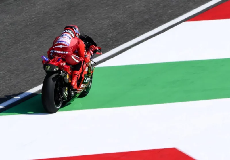 marc marquez pe pista