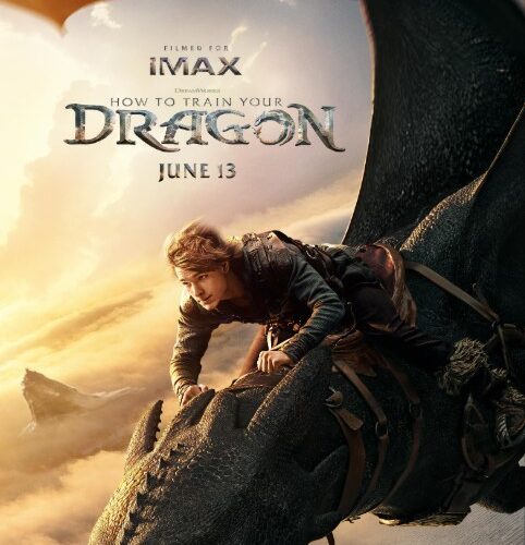 poster pentru filmul how to train you dragon in care actorul principal se afla pe spatele dragonului in zbor